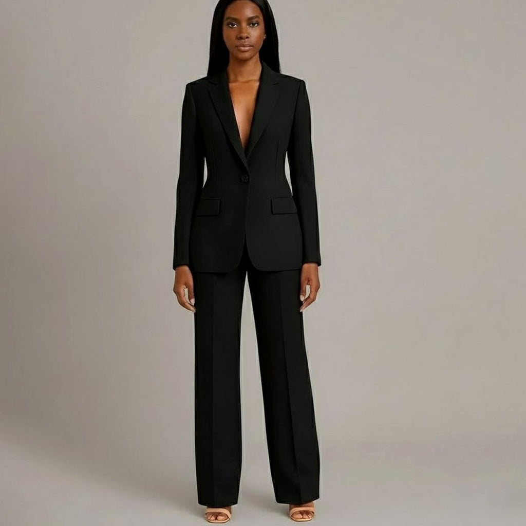 Vista trasera del traje de chaqueta y pantalón para mujer