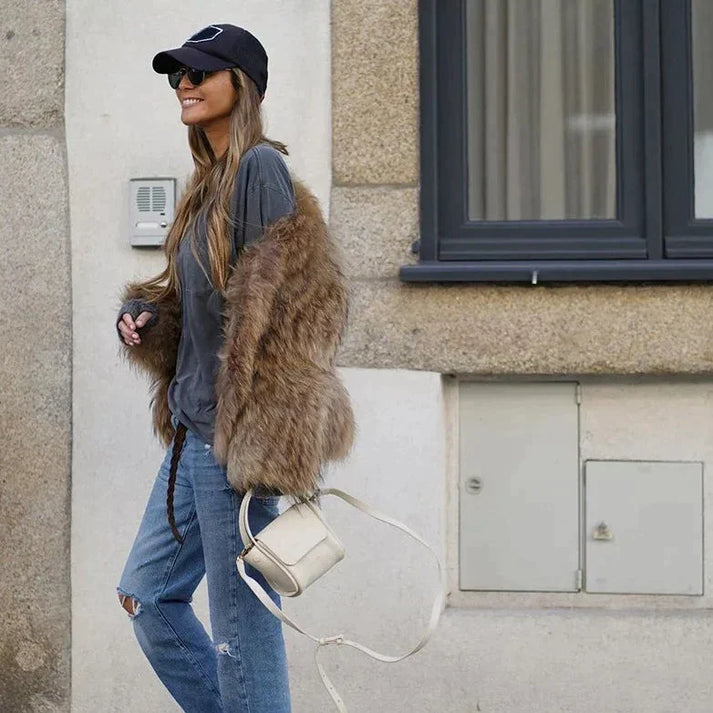 Mujer luciendo el abrigo Valeria de pelo sintético en look casual