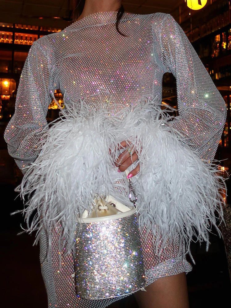 Sofía | Mini Vestido de Cóctel Brillante para Mujer con Mangas Largas y Puños de Plumas - Noa Lagos