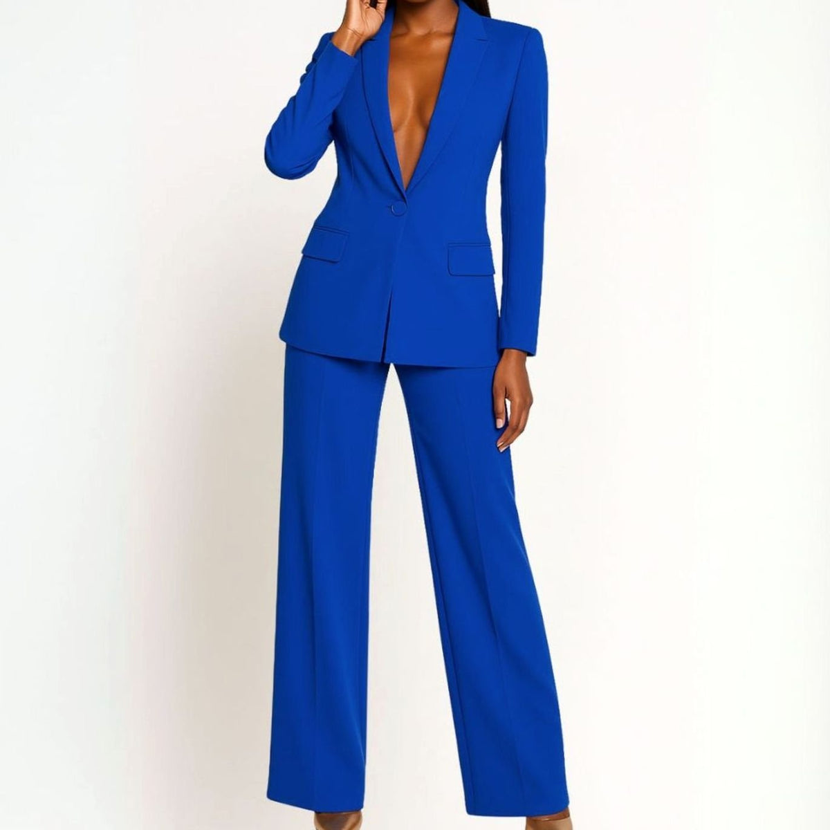 Mujer con conjunto Valentina de blazer larga y pantalón ancho en look de oficina