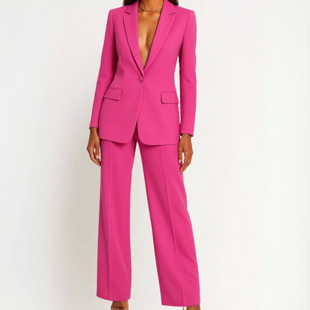 Espalda del conjunto blazer y pantalón ancho mostrando el corte sastre