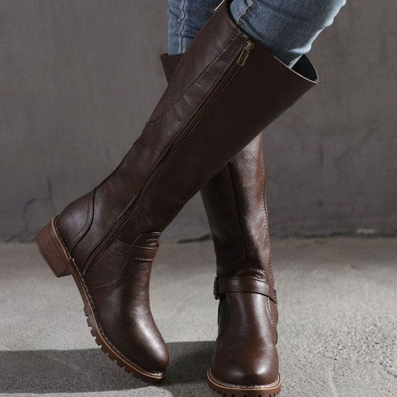 Botas altas Valentina con vestido midi y medias para un estilismo elegante