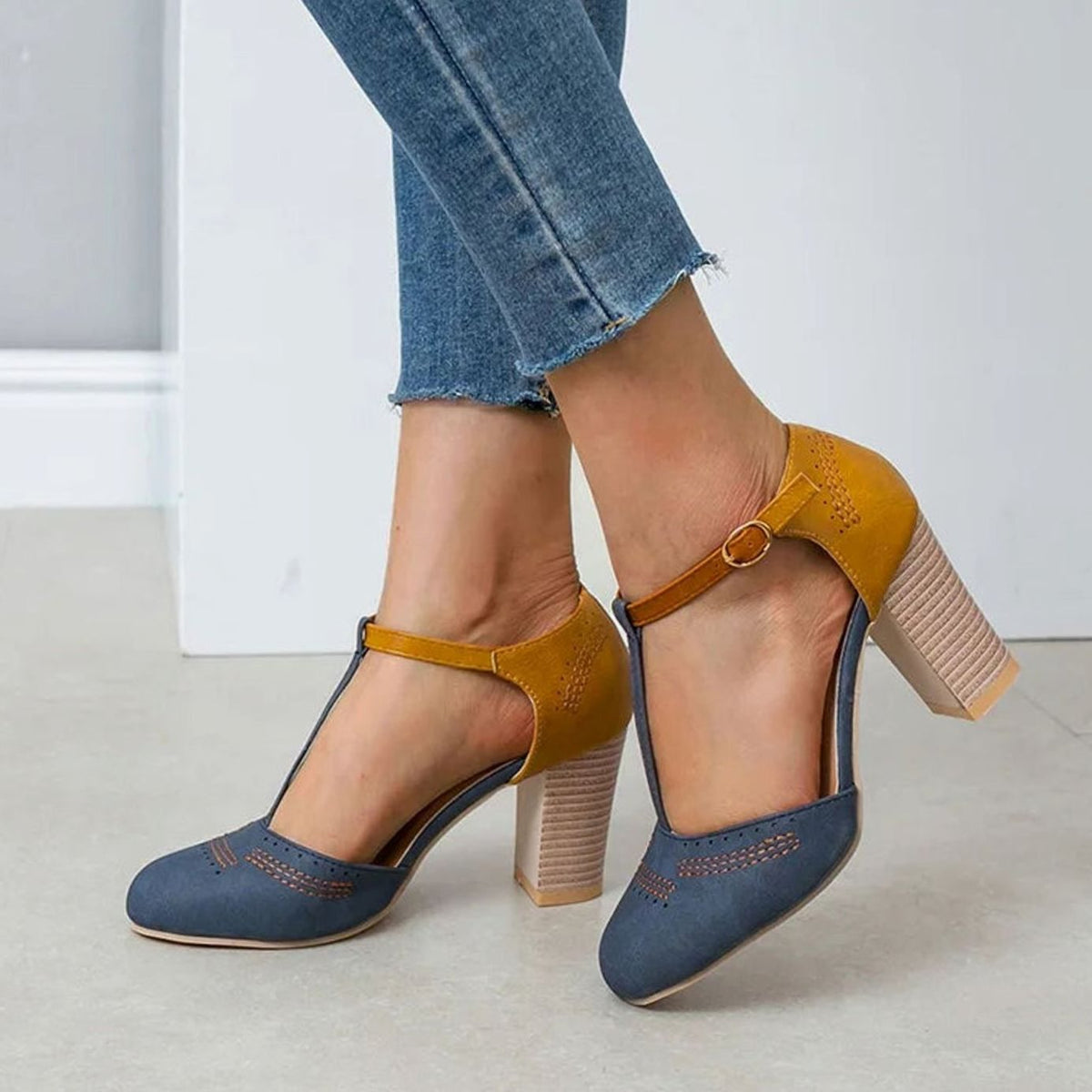 Zapato de tacón ancho de piel sintética con costuras de contraste