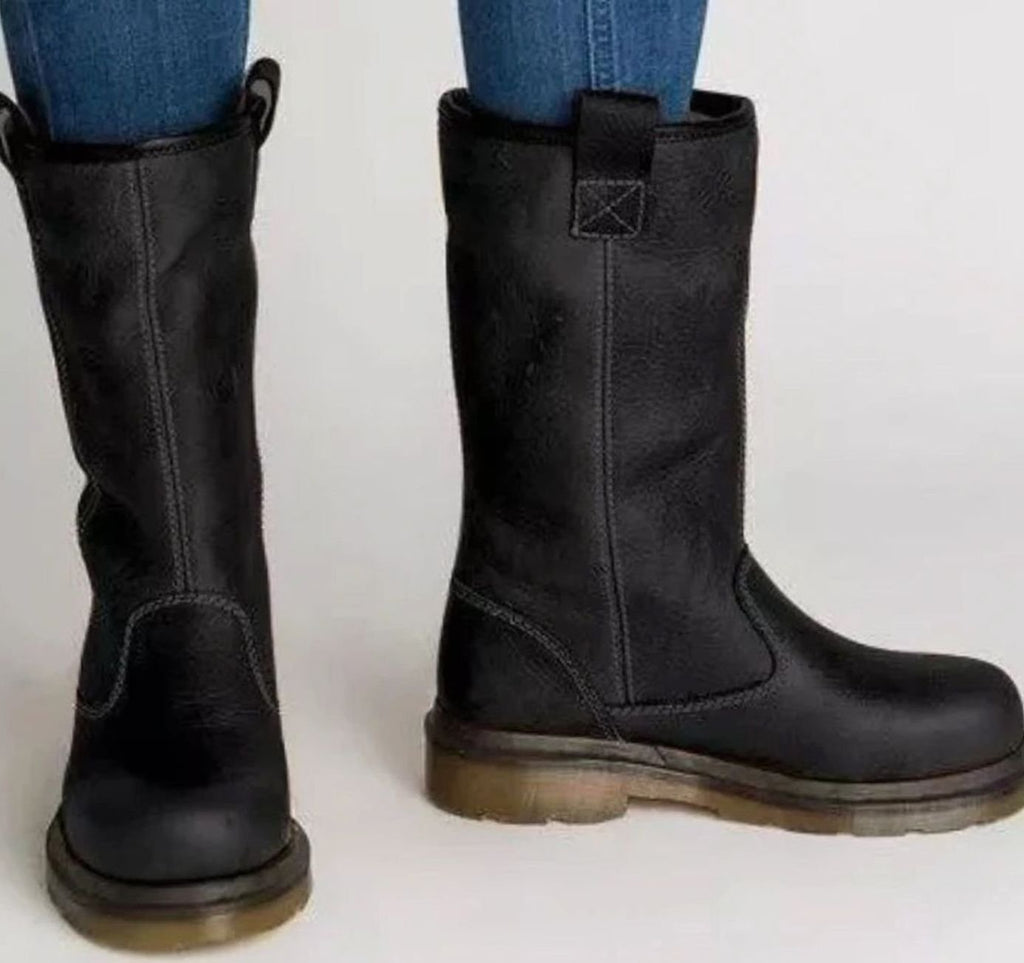 Vista lateral de las botas pull-on de piel con tiradores para calzar fácilmente sin cordones